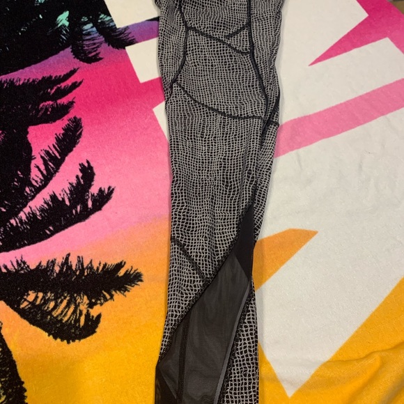 Like New LuLuLemon Athletica Black/White Leggings - Picture 8 of 11